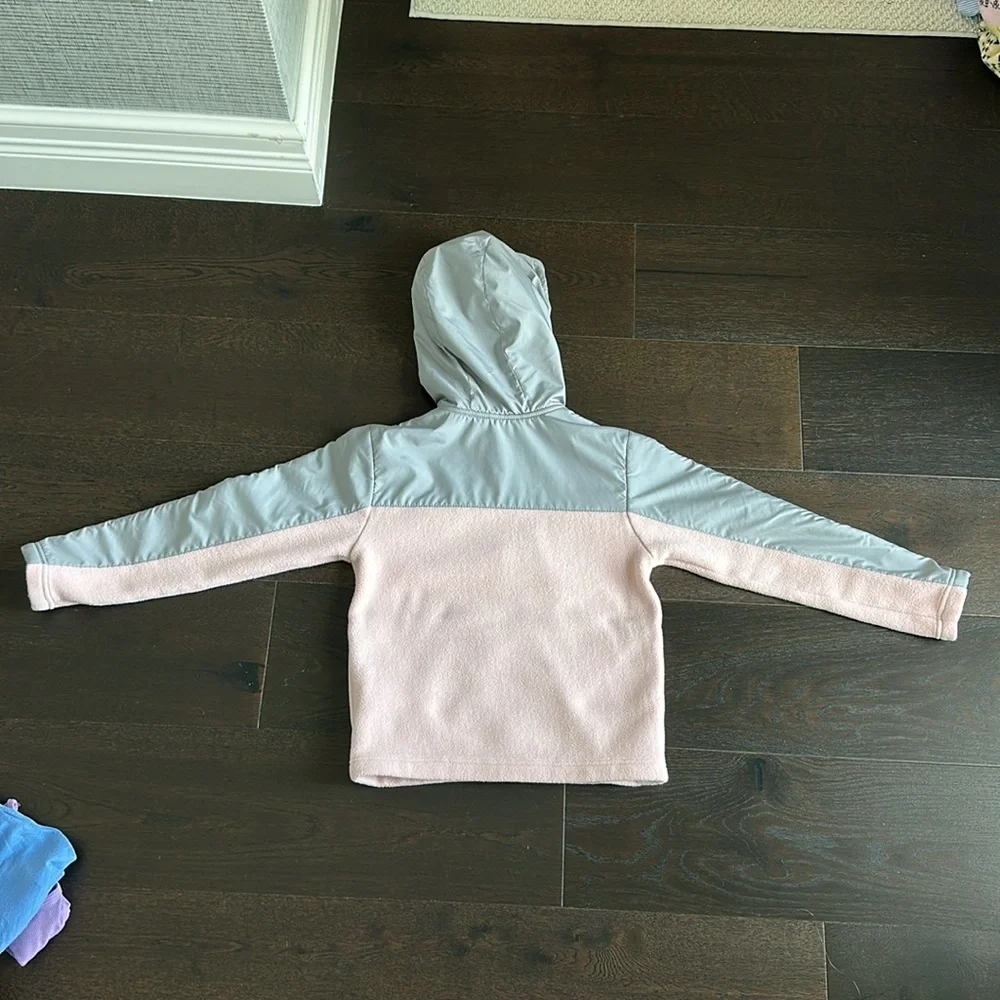 Nearly new North face kids fleece jacket with hood size 7/8 - Picture 3 of 3